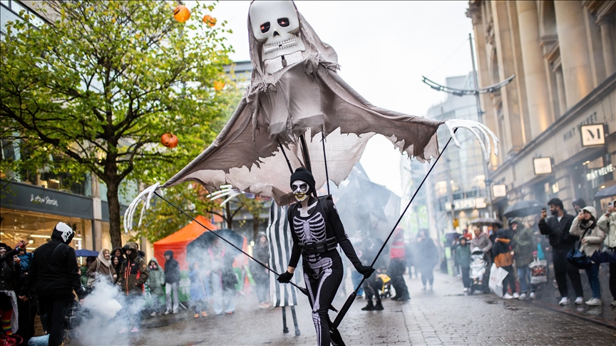 مانشستر البريطانية تتحول إلى كرنفال مفتوح بمناسبة "الهالوين"