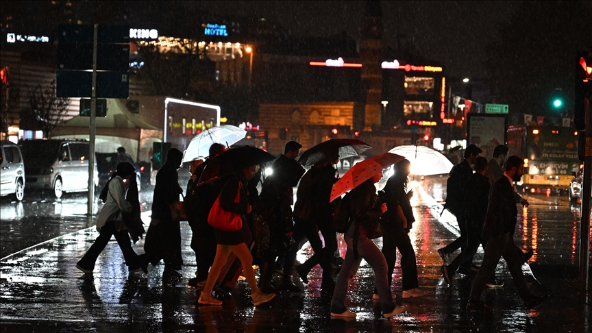 İstanbul'da sağanak hayatı olumsuz etkiledi