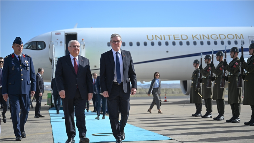 وزير الدفاع التركي يستقبل رئيس الوزراء البريطاني في أنقرة