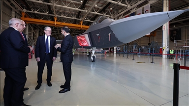 Kryeministri britanik viziton Agjencinë Hapësinore Turke, informohet mbi avionin luftarak turk KAAN