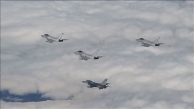 Eurofighter savaş uçaklarını Türk hava sahasında F-16'lar karşıladı
