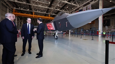 UK premier visits Turkish Aerospace, gets briefing on Türkiye's domestically produced fighter jet KAAN