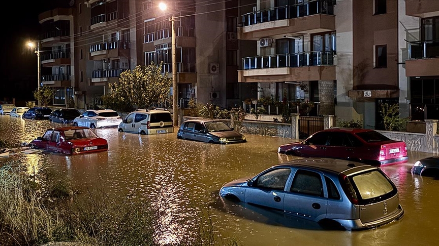 İzmir'in Bergama ilçesinde sağanak hayatı olumsuz etkiledi İzmir'in Bergama ilçesinde sağanak hayatı olumsuz etkiledi