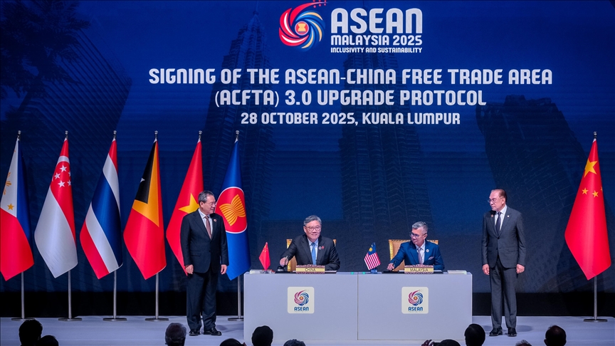 China, ASEAN sign upgraded free trade agreement