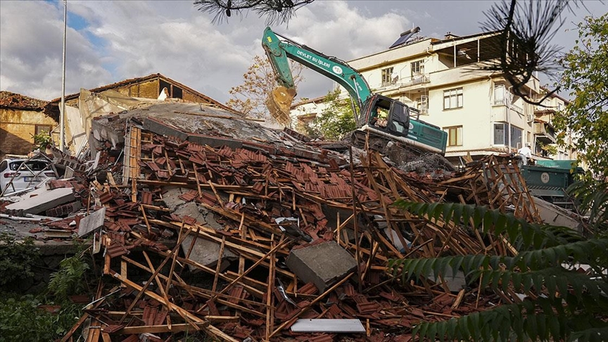 Balıkesir Sındırgı merkezli depremde yıkılan binaların enkazı kaldırılıyor