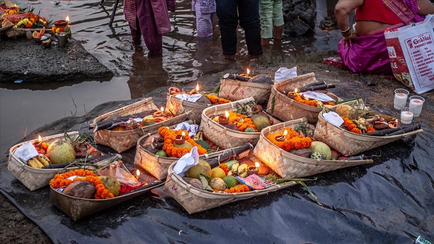 Верниците во Индија го одбележаа фестивалот Чат Пуџа