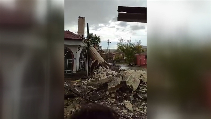 Ankara'nın bazı ilçelerinde sağanak ve şiddetli rüzgar etkili oldu