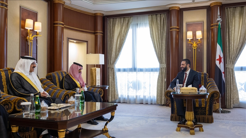 الرياض.. الشرع يلتقي وزيري الخارجية والاستثمار السعوديين