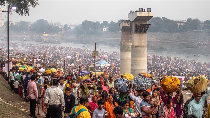 Верниците во Индија го одбележаа фестивалот Чат Пуџа