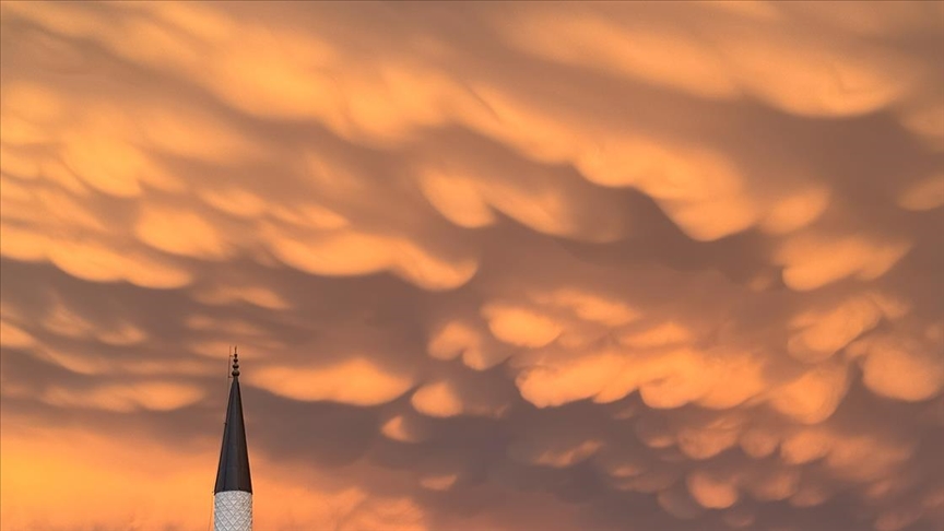 Fethiye'de sağanağın ardından gökyüzünde "Mammatus Bulutları" görüldü