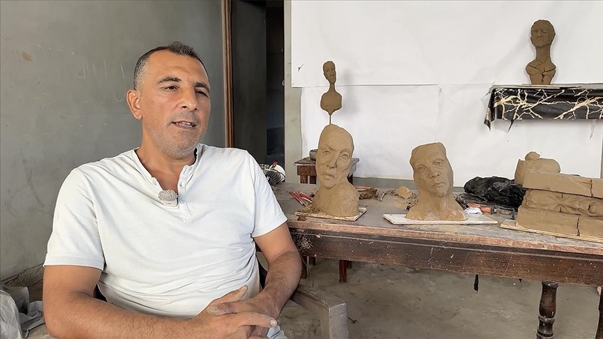 Filistinli sanatçı, Gazze halkının saldırılarla değişen hayatlarını heykellere yansıtıyor