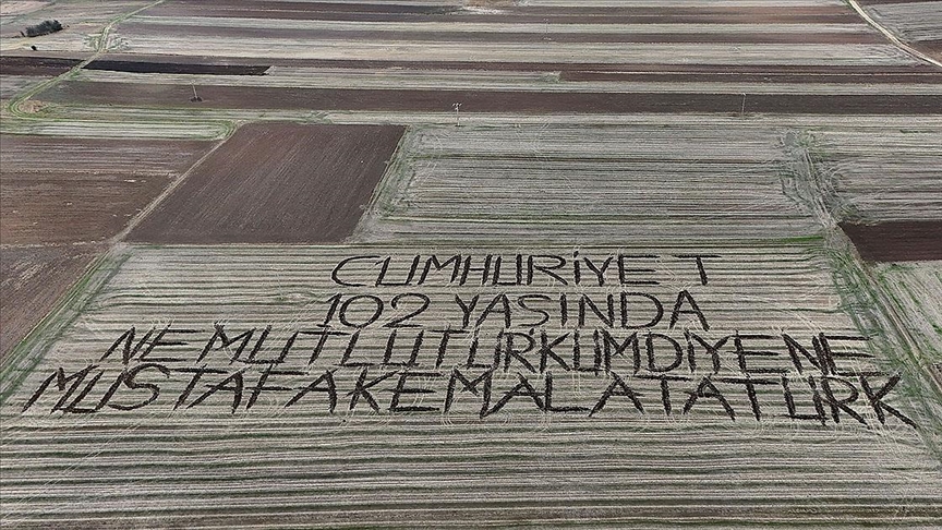 Kırklarelili çiftçi tarlasına pullukla "Cumhuriyet 102 yaşında" yazdı