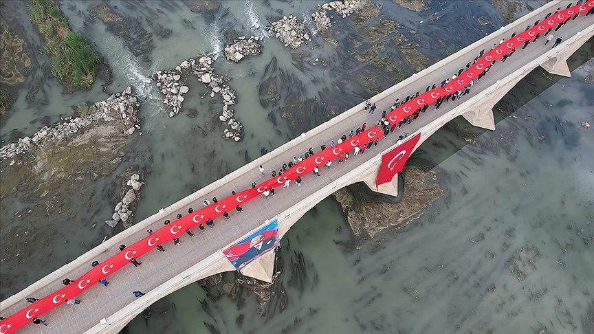 Çorum'da vatandaşlar 102 metrelik Türk bayrağı ile yürüdü