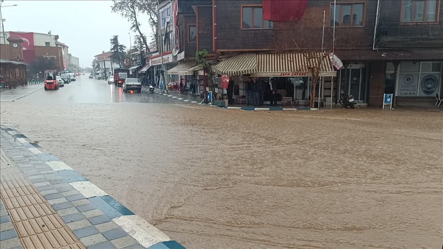 Sağanak bazı illerde hayatı olumsuz etkiledi