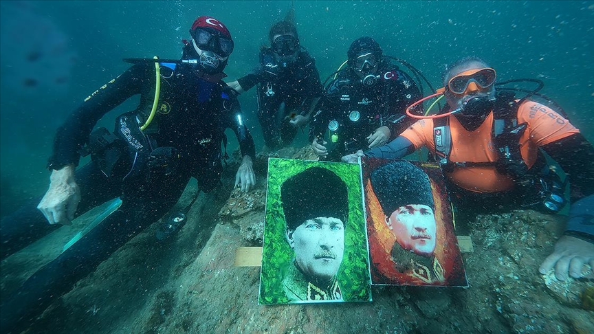 Cumhuriyet'in kuruluşunun 102. yılını su altında Atatürk portresi boyayarak kutladılar