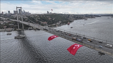 İstanbul Boğazı'ndaki köprülere Türk bayrakları asıldı