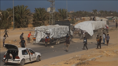 Kamionët me ndihma humanitare hyjnë në Gaza përmes pikës kufitare Rafah