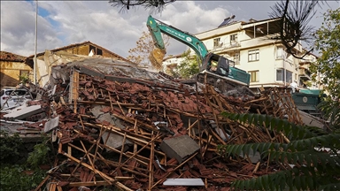 Balıkesir Sındırgı merkezli depremde yıkılan binaların enkazı kaldırılıyor