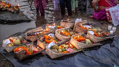 Верниците во Индија го одбележаа фестивалот Чат Пуџа
