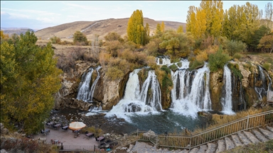 Sûlava Muradiyeyê ya bi rengên payîzê va xemiliyê mazûvaniya mêvanan dike
