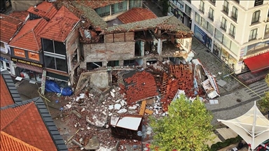 Kavilên avahiyên di erdheja navend Sindirgiya Balikesîrê da hilweşiyan tên rakirin