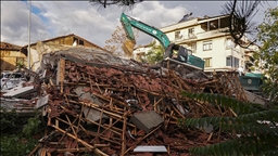 Balıkesir Sındırgı merkezli depremde yıkılan binaların enkazı kaldırılıyor