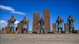 Jandarma personeli Selçuklu Meydan Mezarlığı'nda "saygı nöbeti" tutuyor