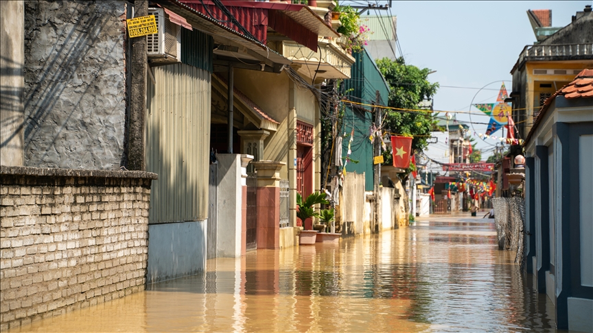 10 people killed, 5 missing amid floods in central Vietnam