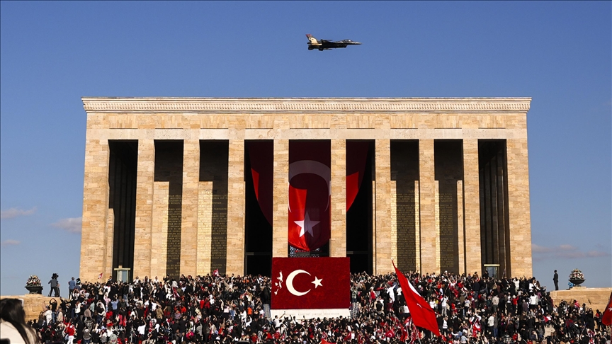 Ekipi akrobatik SOLOTURK, shfaqje fluturimi mbi Anitkabir për 102-vjetorin e Republikës