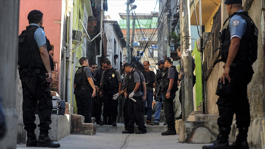 Brezilya'da güvenlik güçlerinin uyuşturucu operasyonunda 4'ü polis en az 60 kişi öldü Brezilya'da güvenlik güçlerinin uyuşturucu operasyonunda 4'ü polis en az 60 kişi öldü
