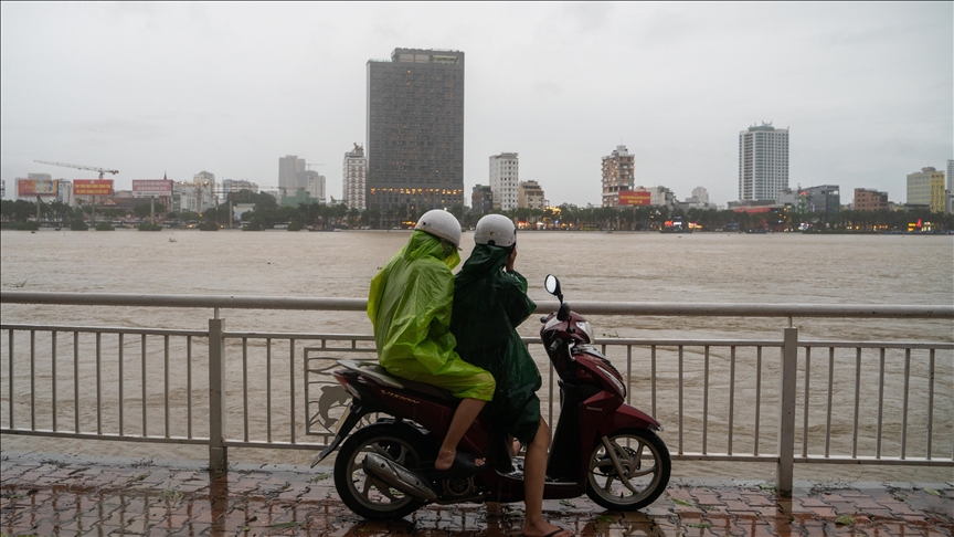 Përmbytje dhe rrëshqitje dheu në Vietnam, humbin jetën 10 persona