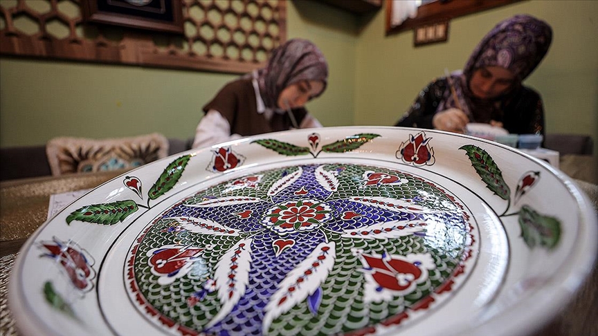 Bursa'nın 600 yıllık hanı geleneksel sanatçılara atölye oldu