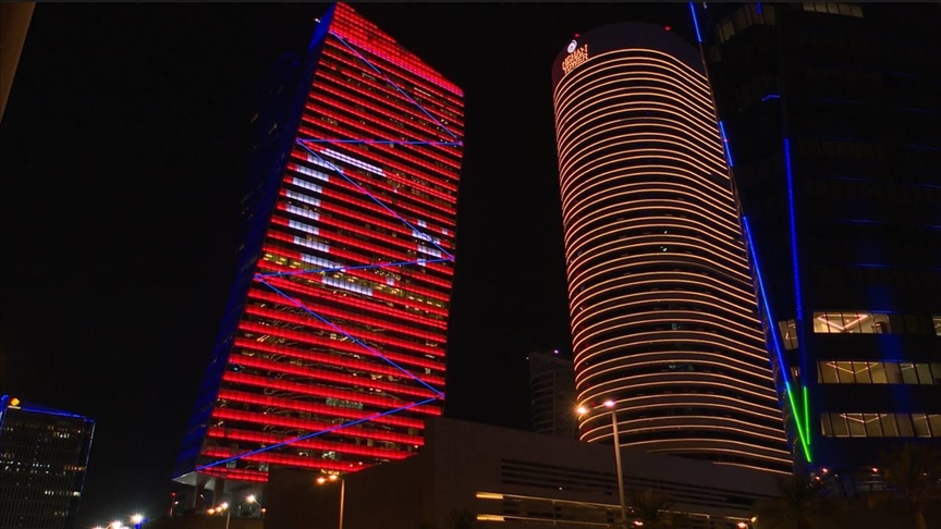 Здания в Дохе подсвечены цветами флага Турции