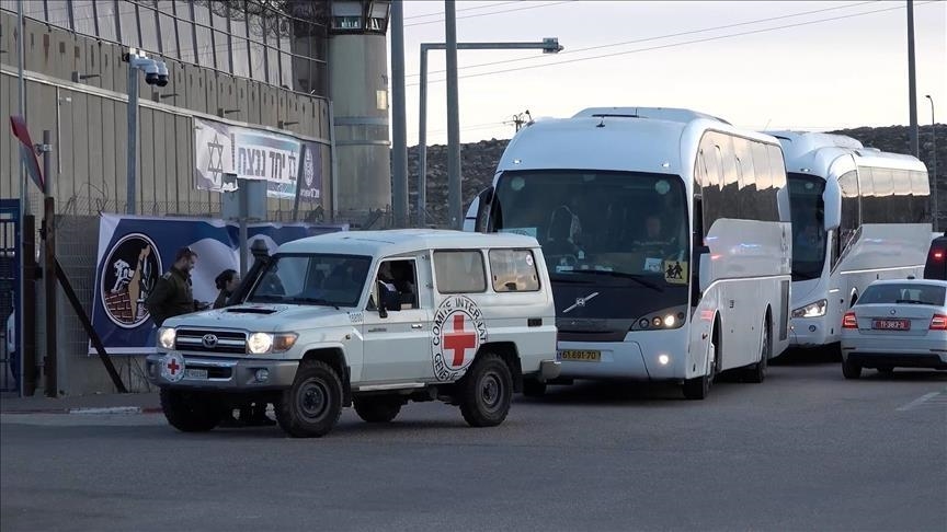 حماس: حظر إسرائيل زيارات الصليب الأحمر للأسرى "انتهاك لحقوقهم" 