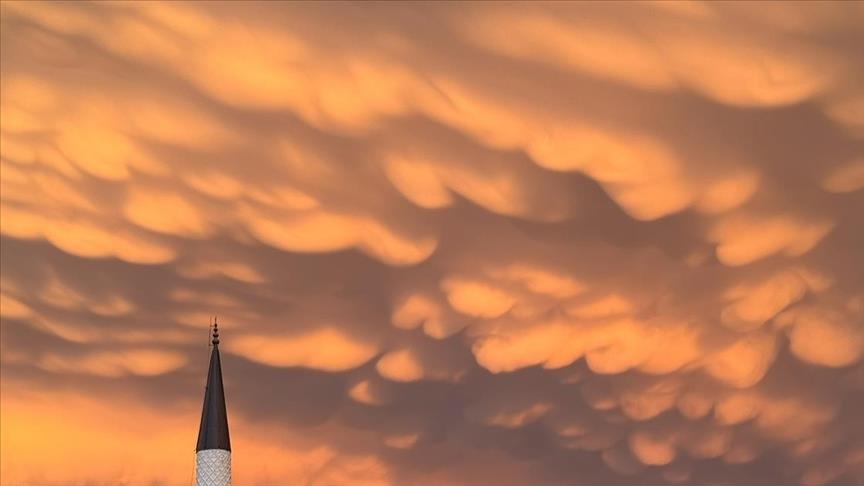  Li Fethiyeyê piştî baranê li esman "Ewrên Mammatus"ê derketin holê