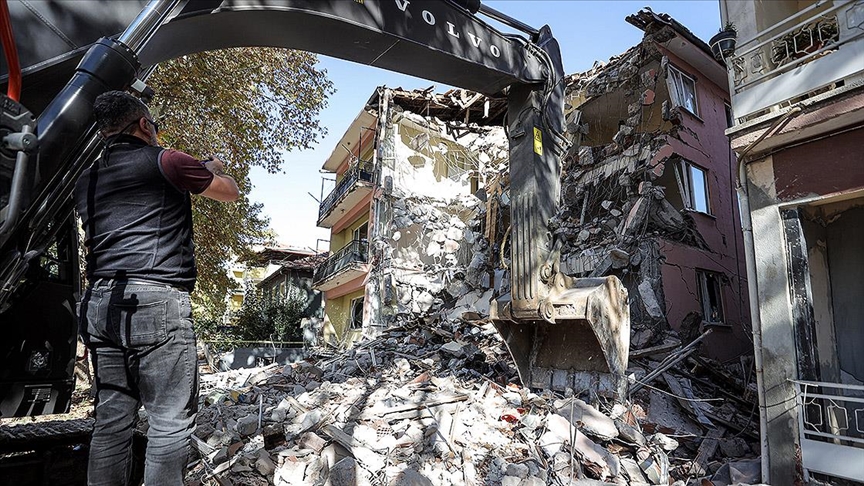 Sındırgı'da enkaz kaldırma ve hasar tespit çalışmaları sürüyor