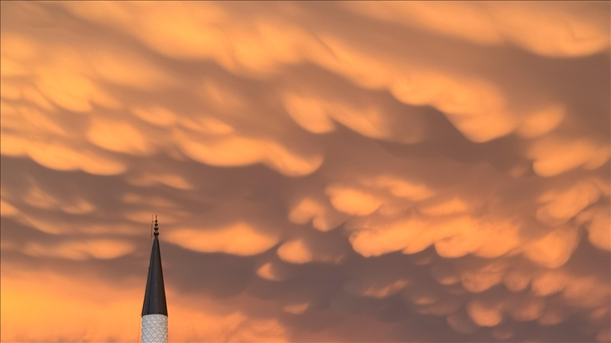 Retë mahnitëse Mammatus shkëlqejnë në ngjyrat e perëndimit të diellit në Turqi