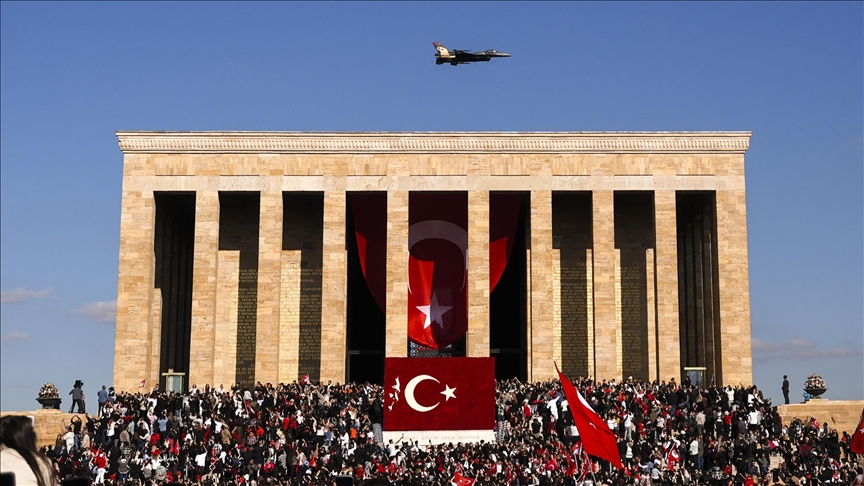 پرواز نمایشی جنگندههای ارتش ترکیه بر فراز مقبره آتاتُرک بهمناسبت عید جمهوریت