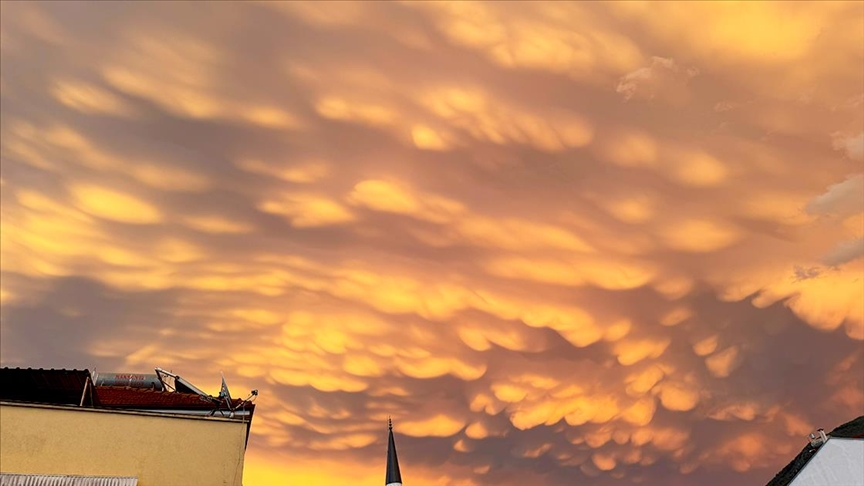 Редок феномен на небото над Фетије: По дождот се појавија облаци маматус