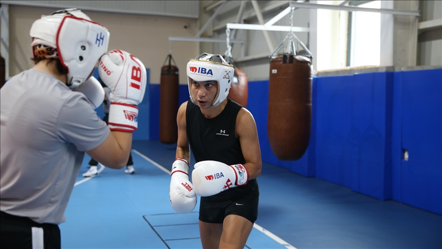 Milli boksör Ayşen Taşkın'ın hedefi yılın son organizasyonundan altın madalyayla dönmek