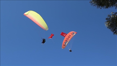 Antalya'da 50 paraşütçü Türk bayraklarıyla atlayış yaptı