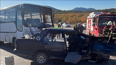 Li Mêrsînê mîdîbus û wesayît li hev qelibîn: 3 mirî û 12 birîndar