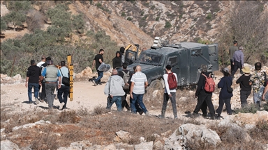 الضفة.. مستوطنون إسرائيليون يعيقون عمل قاطفي الزيتون في رام الله