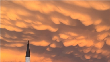 Retë mahnitëse Mammatus shkëlqejnë në ngjyrat e perëndimit të diellit në Turqi
