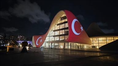 Архитектурные символы столицы Азербайджана украшены красно-белыми цветами