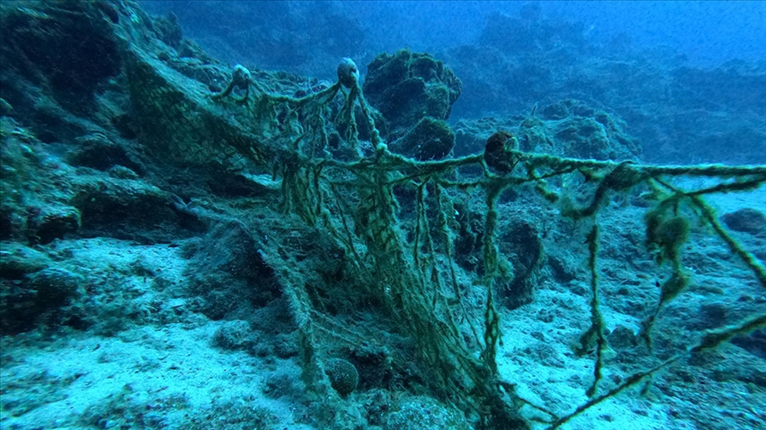 Karadeniz'den hayalet ağların izinde 2 ton atık çıkarıldı