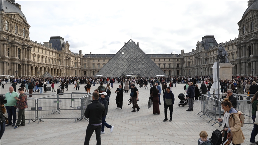 La policía francesa detiene a un tercer sospechoso del robo en el Museo del Louvre