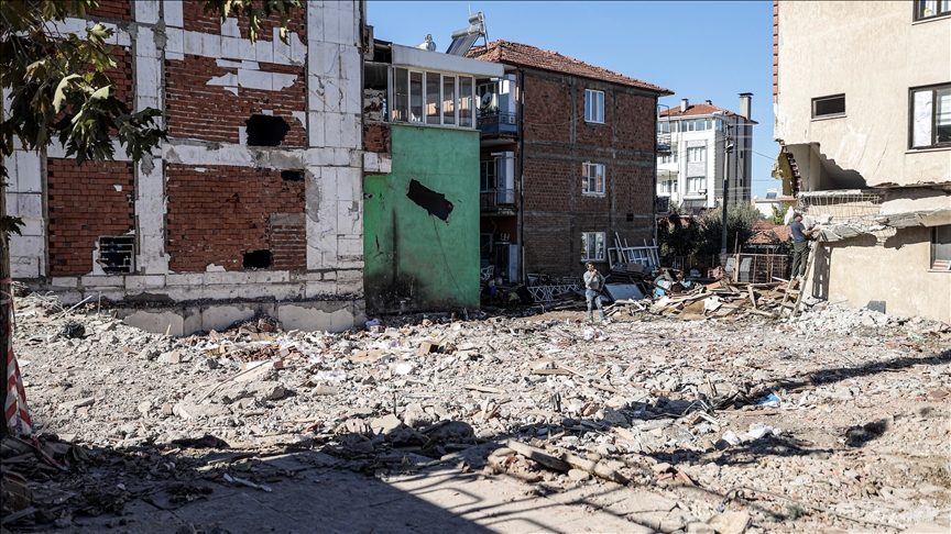 Sındırgı'da depremde yıkılan binaların enkaz kaldırma işlemleri tamamlandı