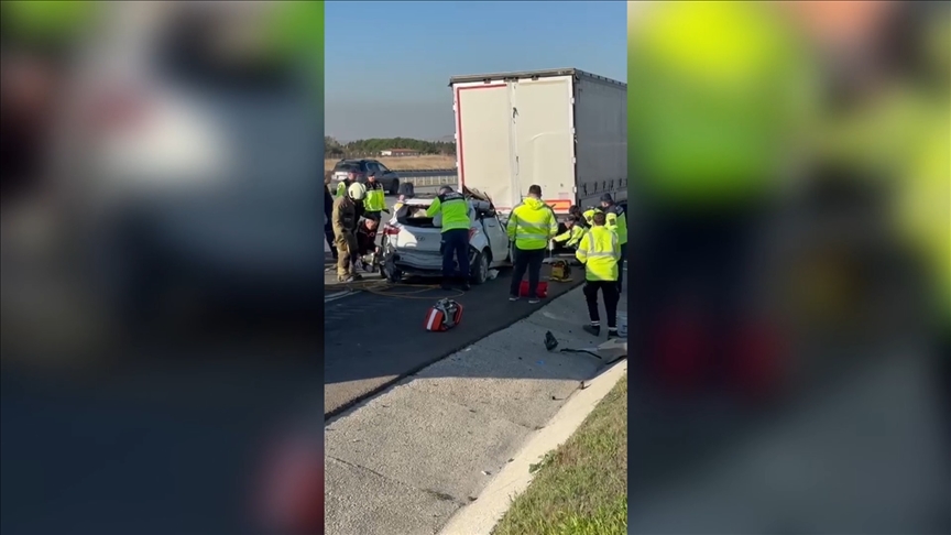 Kuzey Marmara Otoyolu'nda tıra çarpan otomobilin sürücüsü hayatını kaybetti 