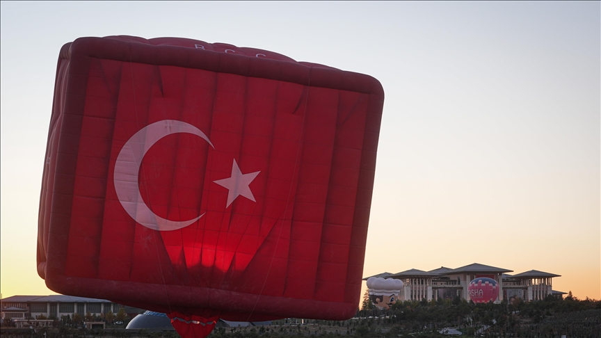 أنقرة.. عرض مناطيد حرارية احتفالا بالذكرى 102 لتأسيس الجمهورية